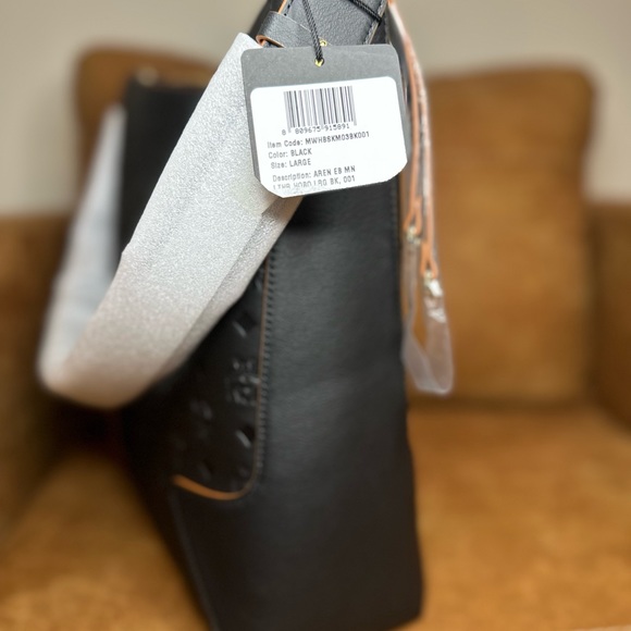 MCM Large Aren Hobo Bag in Embossed Monogram Leather - Picture 4 of 11